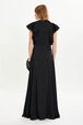 Robe longue en satin Noir vue portée de dos