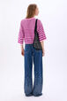 Pull rayé court col rond à manches courtes Rayures pink/violet vue portée de dos