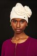 Bonnet laine fleur en relief femme Ecru vue portée de face