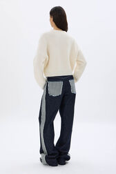 Pull torsadé en laine Ecru vue portée de dos