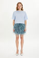 Jupe mini en plumes Bleu gris vue portée de face
