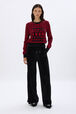 Pull rayé à col rond 1968 Raye noir/rouge vue portée de face