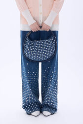 Sac Domino médium en denim et studs Bleu studs vue portée de face