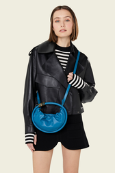 Sac domino mini en cuir Bleu de prusse vue portée de face