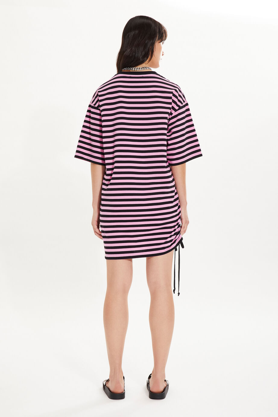 Haute résolution de - Robe rayée col rond manches courtes Rose/noir vue portée de dos Haute résolution de - Robe rayée col rond manches courtes Rose/noir vue portée de dos