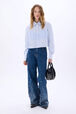 Chemise crop en coton à manches longues fines rayures Raye blanc / bleu vue portée de face