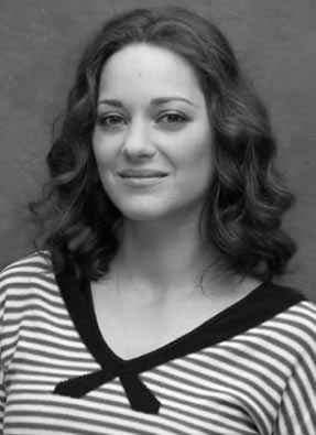 Marion Cotillard portant un t-shirt rayé femme