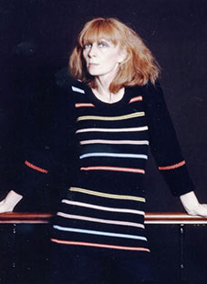 Sonia Rykiel portant un pull rayé multicolore femme Sonia Rykiel portant un pull rayé multicolore femme