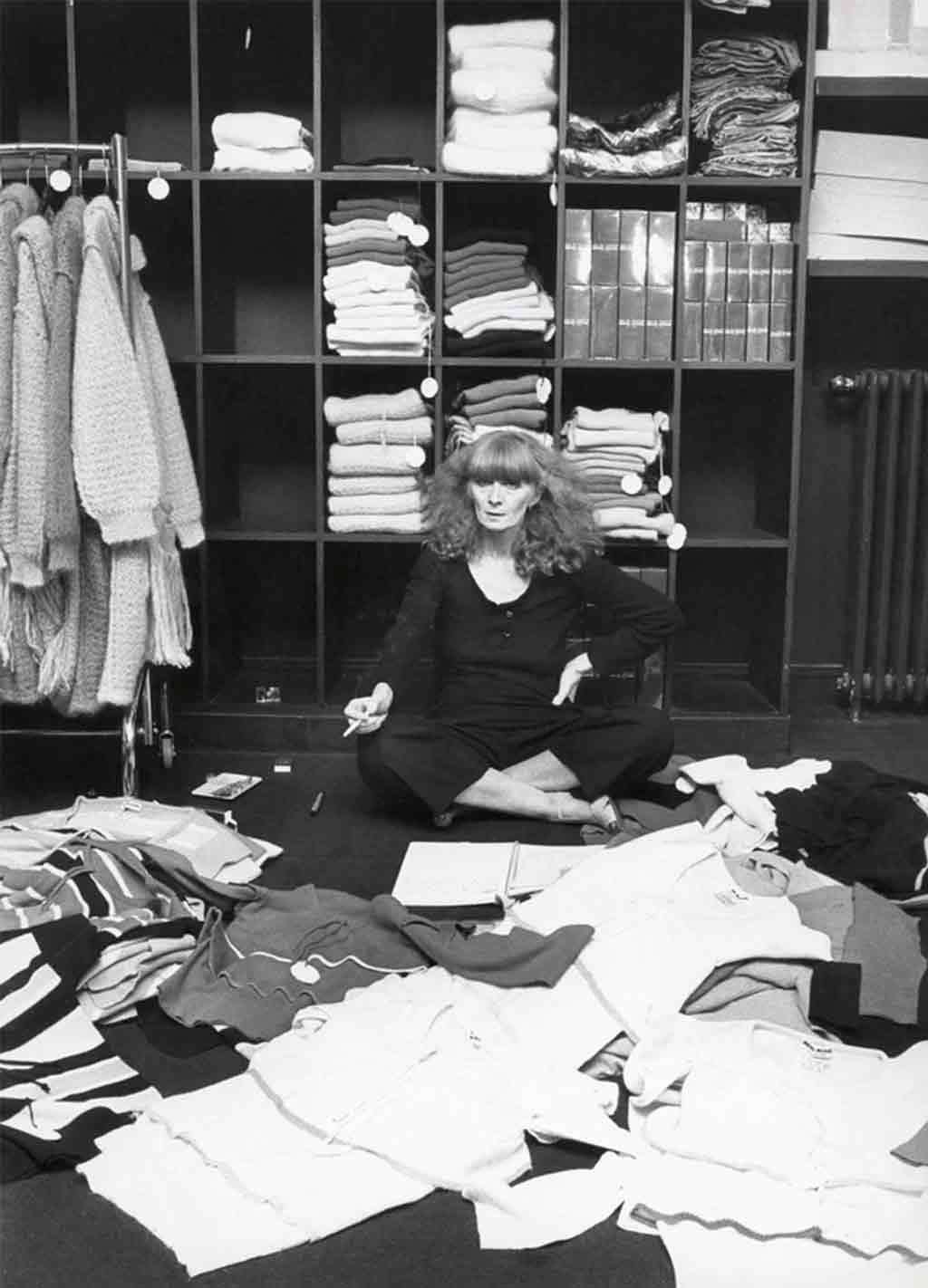 La créatrice de mode Sonia Rykiel dans une de ses boutiques La créatrice de mode Sonia Rykiel dans une de ses boutiques