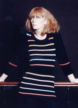 Sonia Rykiel portant un pull rayé multicolore femme Sonia Rykiel portant un pull rayé multicolore femme