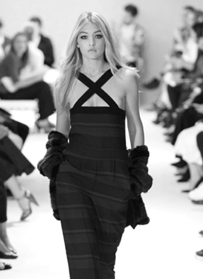 Gigi Hadid défilant pour Sonia Rykiel