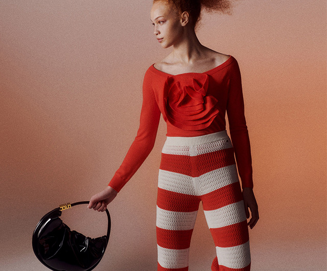 Femme portant un t-shirt Sonia Rykiel