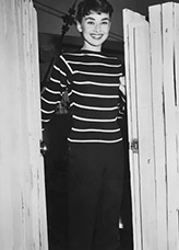 Audrey Hepburn portant un pull rayé femme Audrey Hepburn portant un pull rayé femme