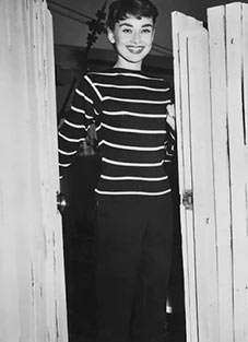 Audrey Hepburn portant un pull rayé femme