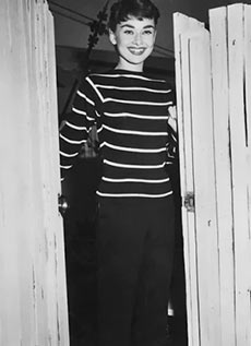 Audrey Hepburn portant un pull rayé femme Audrey Hepburn portant un pull rayé femme