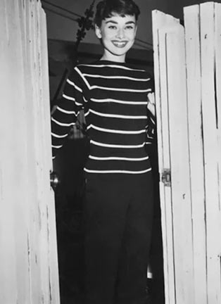 Audrey Hepburn portant un pull rayé femme